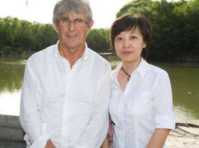 光屁屁美女挠胸侵犯